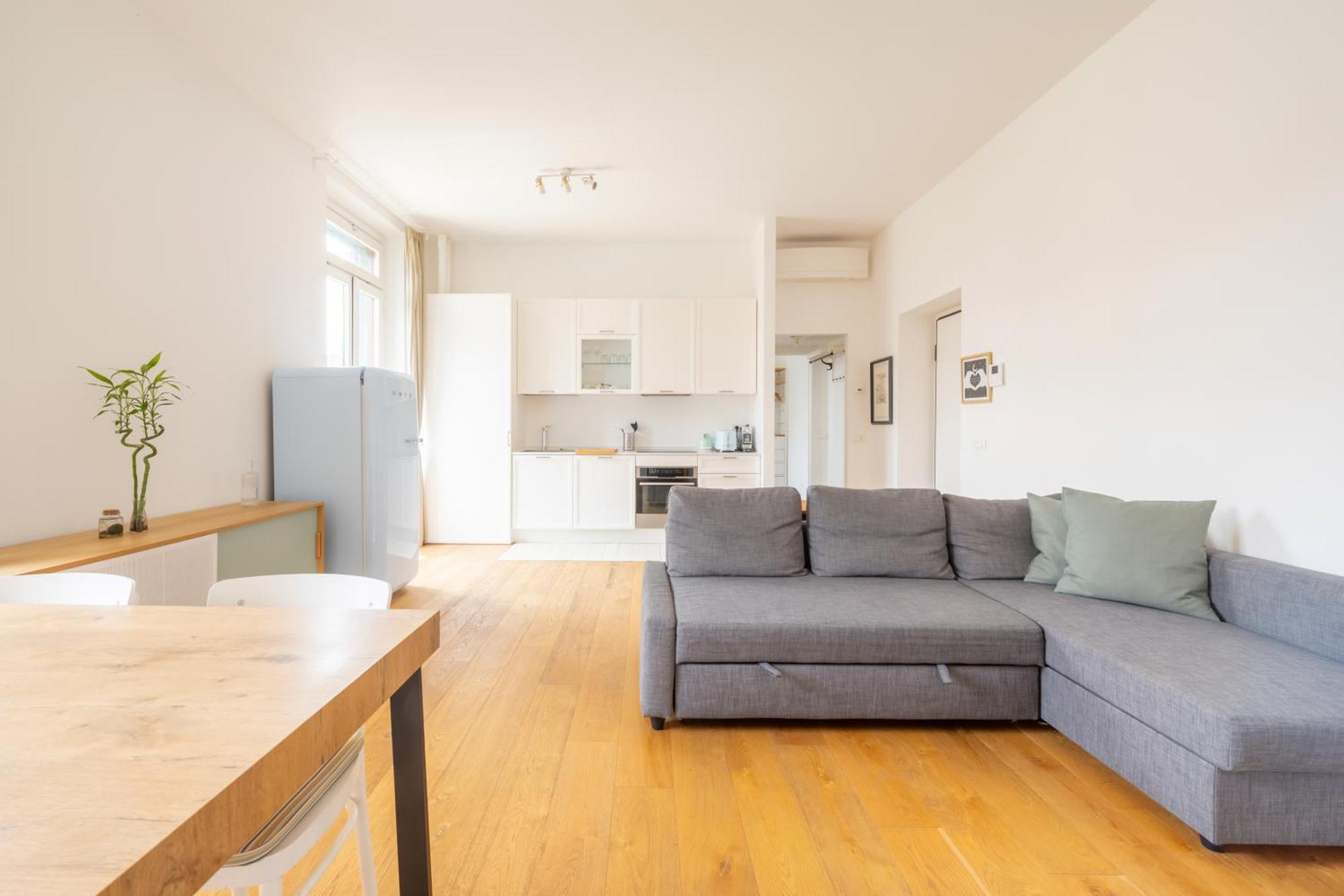 Isola - Bright 2-room With Balcony Appartement *