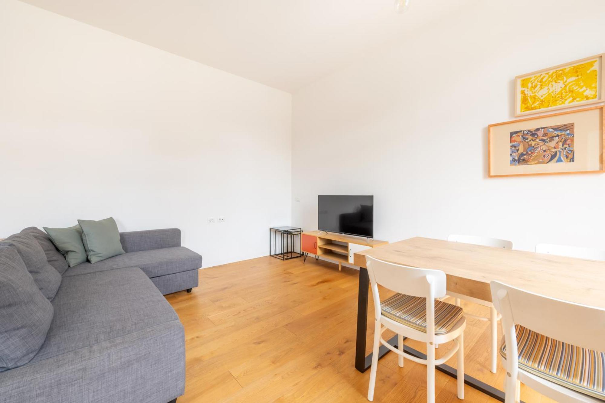 Appartement Isola - Bright 2-room With Balcony
